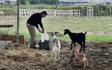 José María Arnillas, el Artillero, en la finca con sus animales